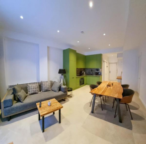 Luxurious 2BR apartment with mountain/piste view, close to main Gondola